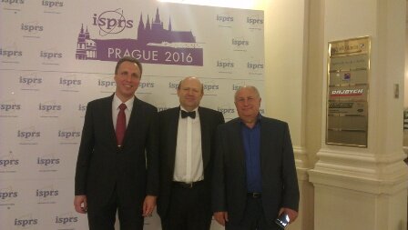 Проф. В.В. Гнатушенко (зліва) з закордонними вченими на XXIII ISPRS Congress, 2016, Prague, Czech Republic